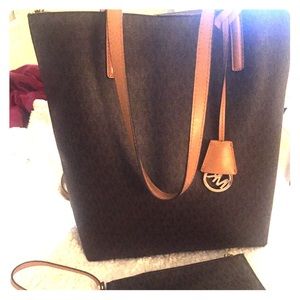 MICHAEL KORS TOTE AND WRISTLET COMBO - BROWN